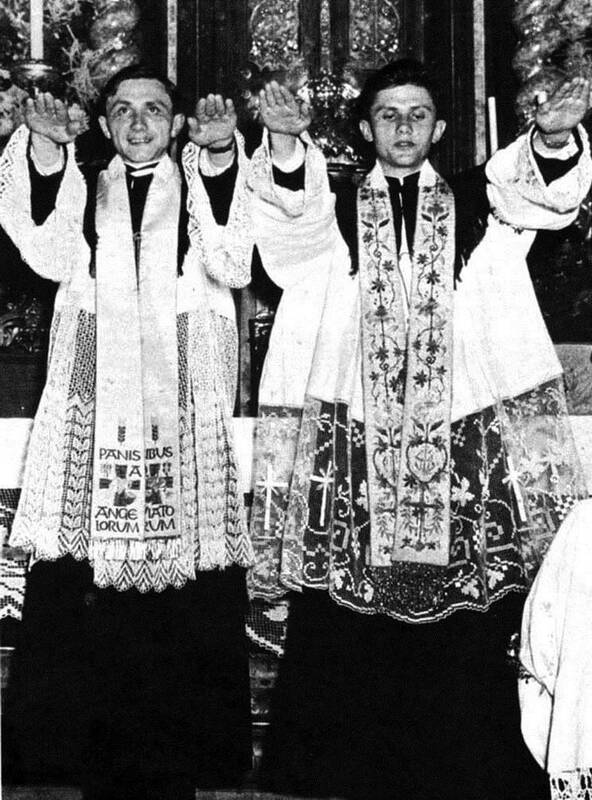 از عضویت در جوانان هیتلری تا توهین به پیامبر اسلام(ص) /مرگ پاپ همراه با کارنامهای سیاه از رسوایی «تجاوز جنسی» کشیشان به کودکان +عکس