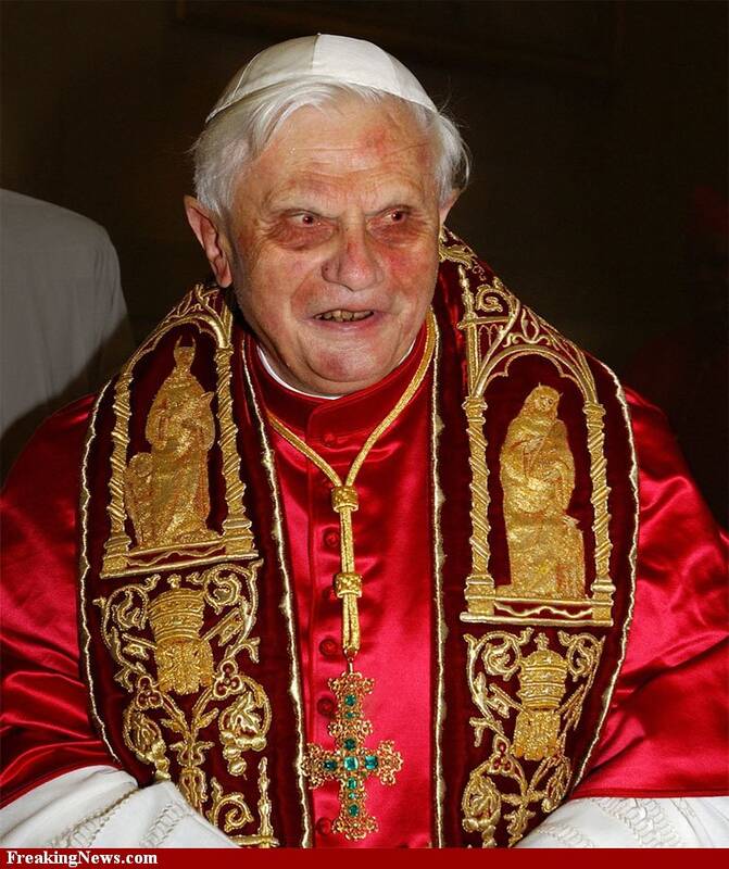 از عضویت در جوانان هیتلری تا توهین به پیامبر اسلام(ص) /مرگ پاپ همراه با کارنامهای سیاه از رسوایی «تجاوز جنسی» کشیشان به کودکان +عکس