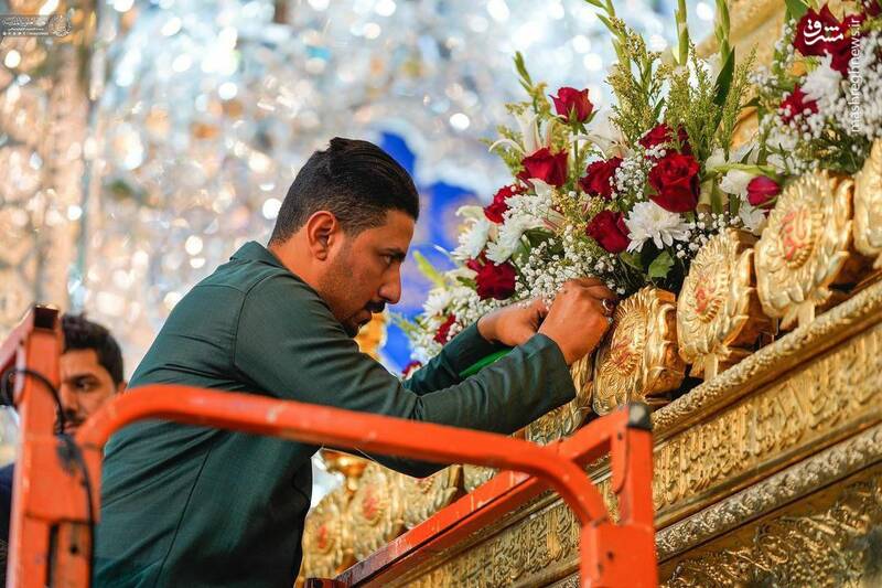 عکس/ گل آرایی ضریح مطهر امام علی(ع)