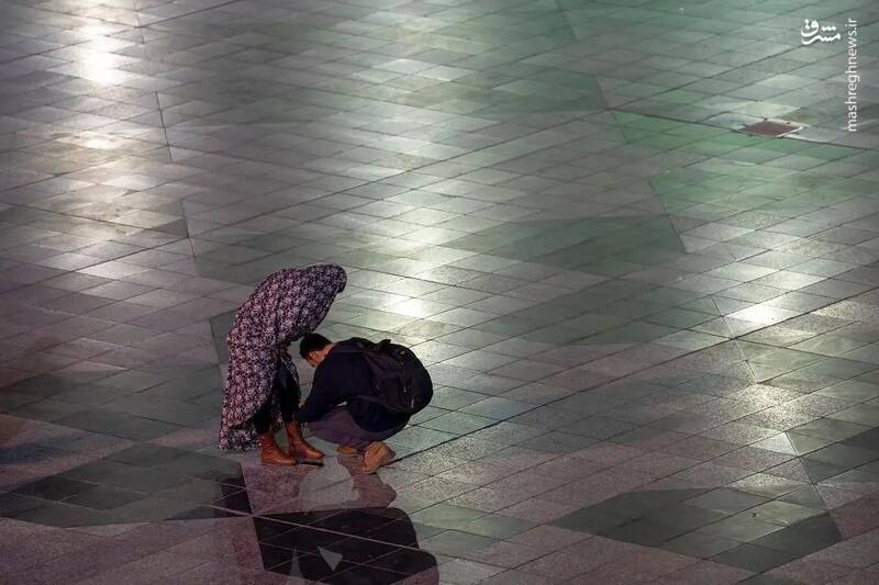 ثبت یک لحظه عاشقانه در حرم امامرضا