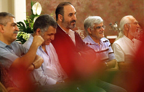 خوشرقصیهای مانی حقیقی؛ کارگردان همیشه وسط گود +عکس