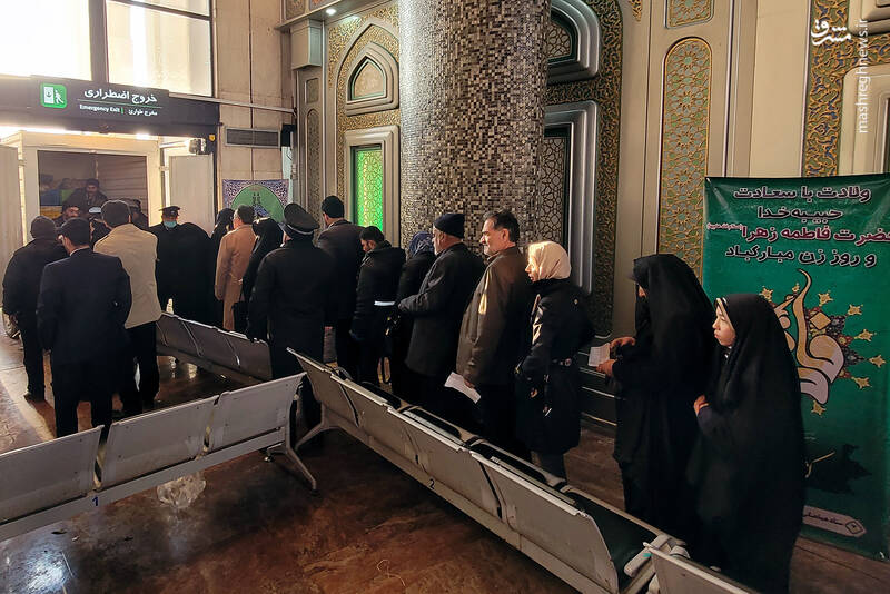 عکس/ توزیع غذای رضوی میان مسافران در راهآهن مشهد