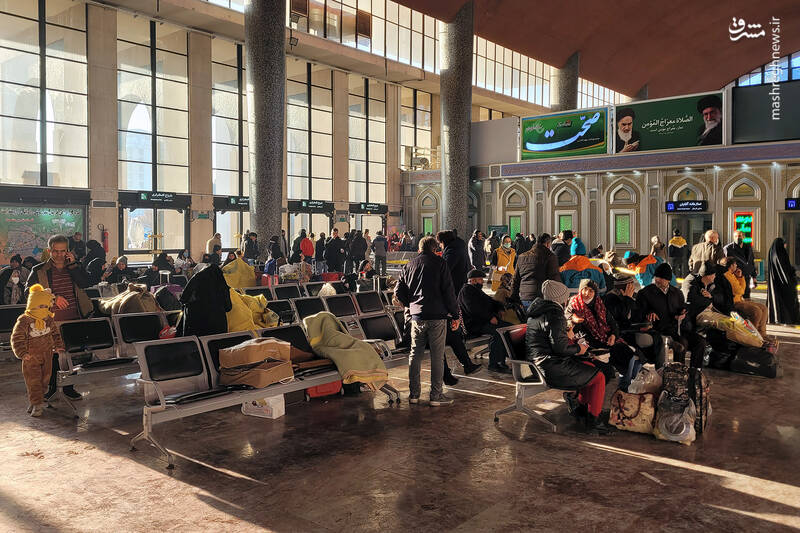 عکس/ توزیع غذای رضوی میان مسافران در راهآهن مشهد