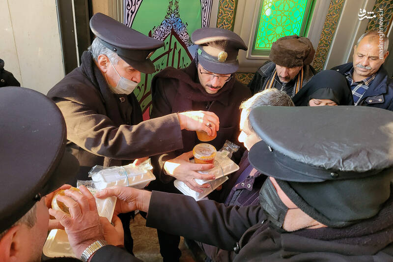 عکس/ توزیع غذای رضوی میان مسافران در راهآهن مشهد