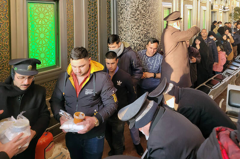 عکس/ توزیع غذای رضوی میان مسافران در راهآهن مشهد