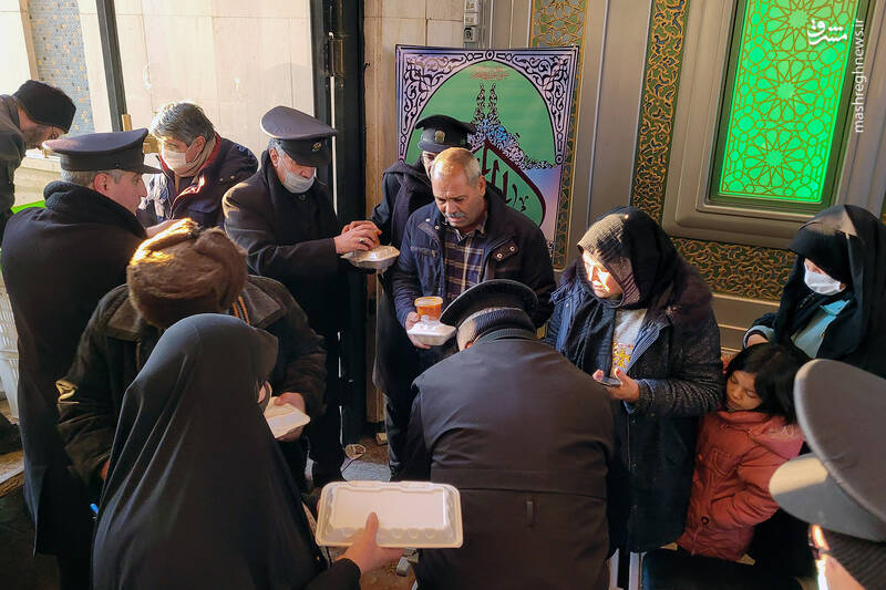 عکس/ توزیع غذای رضوی میان مسافران در راهآهن مشهد