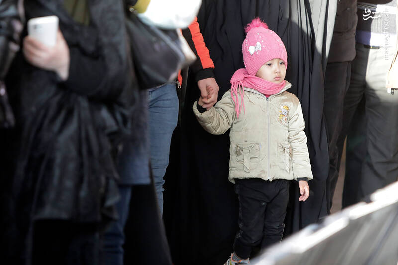 عکس/ توزیع غذای رضوی میان مسافران در راهآهن مشهد