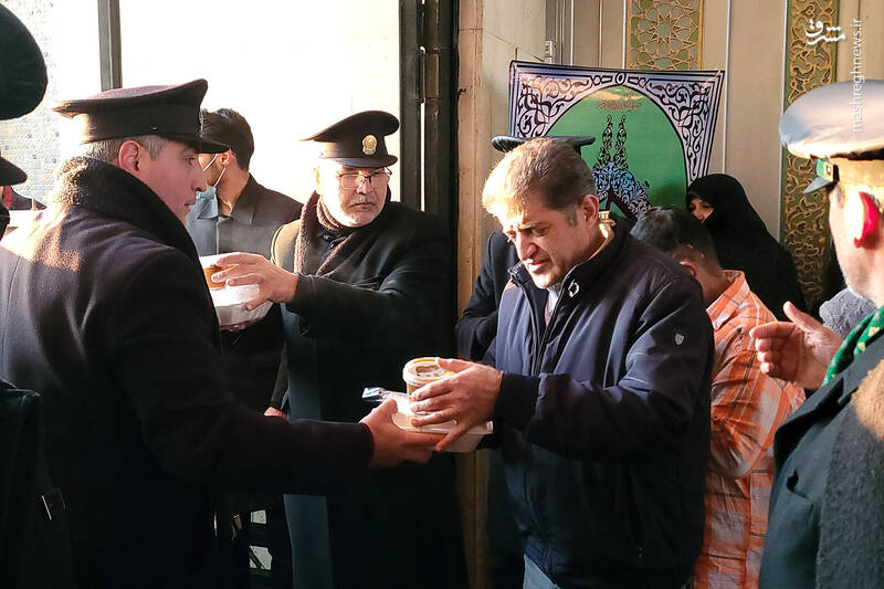 عکس/ توزیع غذای رضوی میان مسافران در راهآهن مشهد