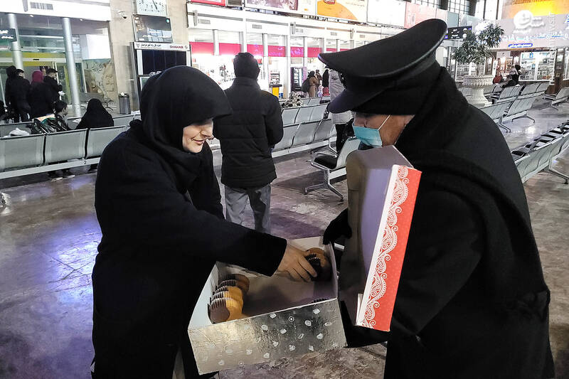 عکس/ توزیع غذای رضوی میان مسافران در راهآهن مشهد