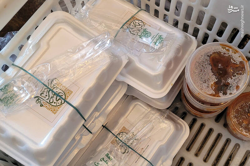 عکس/ توزیع غذای رضوی میان مسافران در راهآهن مشهد