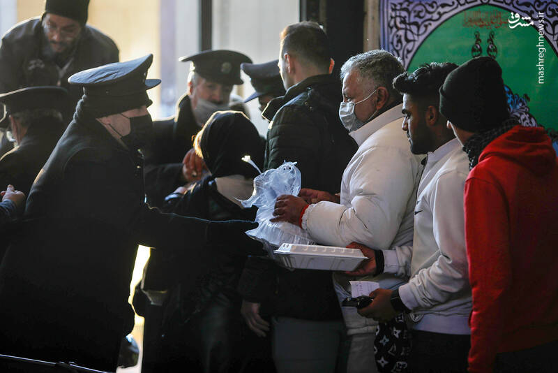 عکس/ توزیع غذای رضوی میان مسافران در راهآهن مشهد
