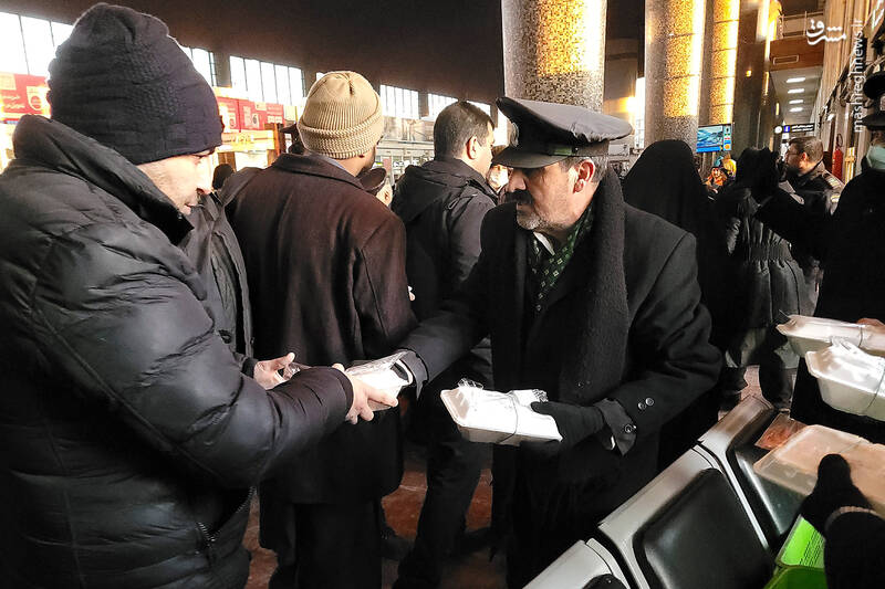 عکس/ توزیع غذای رضوی میان مسافران در راهآهن مشهد