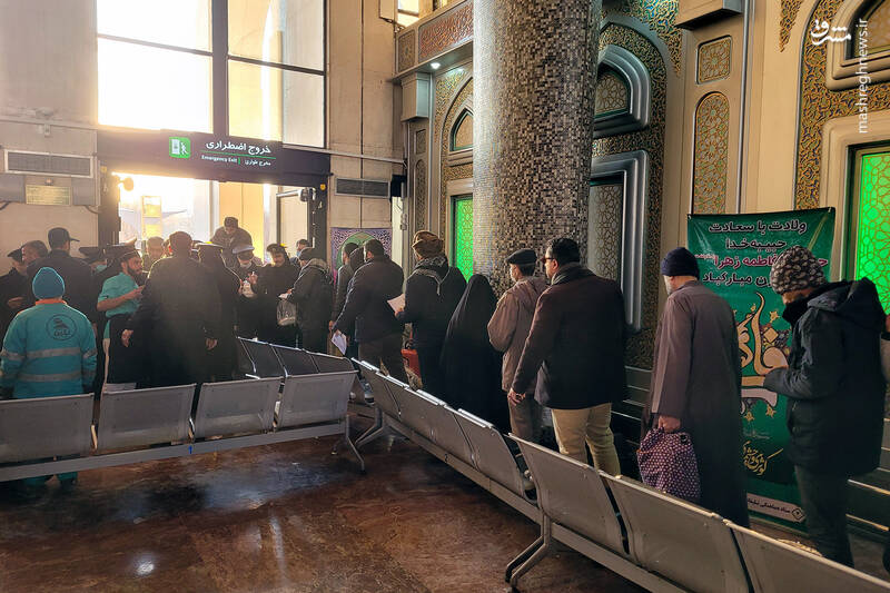 عکس/ توزیع غذای رضوی میان مسافران در راهآهن مشهد