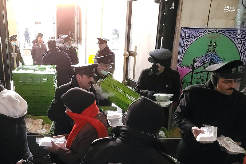 عکس/ توزیع غذای رضوی میان مسافران در راهآهن مشهد