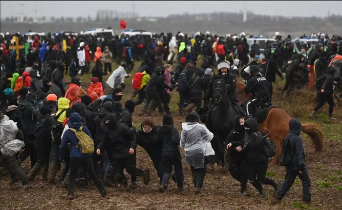 ۷۰ افسر پلیس آلمان در جریان یک تظاهرات زخمی شدند