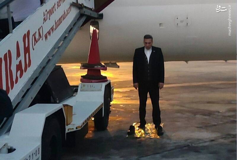 عکس/ نماز خواندن کادر پرواز در کنار هواپیما