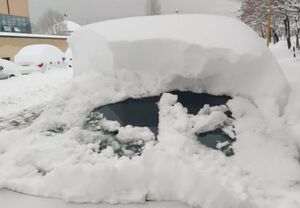 خودرو دفن شده در برف