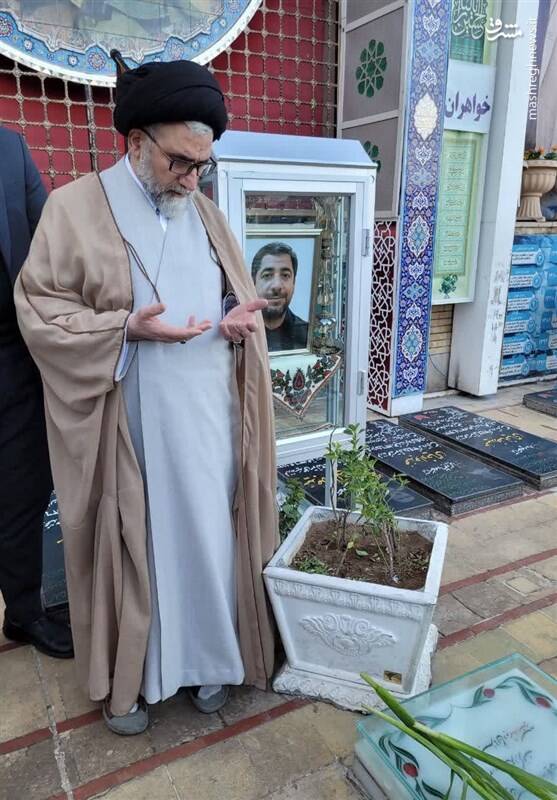 ادای احترام وزیر اطلاعات به مقام شهید سلیمانی+عکس