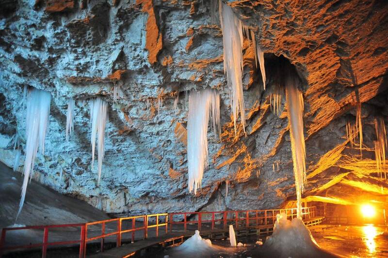 تصاویر زیباترین غارهای یخی که تا کنون دیدهاید