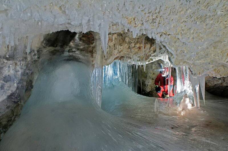 تصاویر زیباترین غارهای یخی که تا کنون دیدهاید