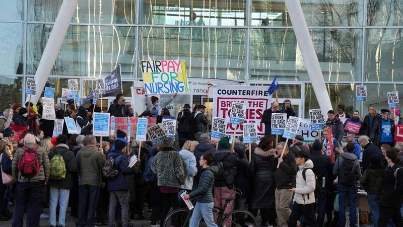 شدت گرفتن اعتصابات کارکنان بخش امدادی انگلیس