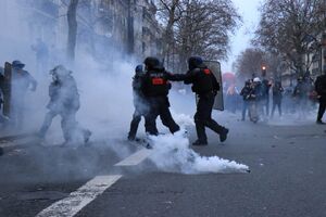 بازداشت ۴۴ معترض به اصلاح قانون بازنشستگی در پاریس