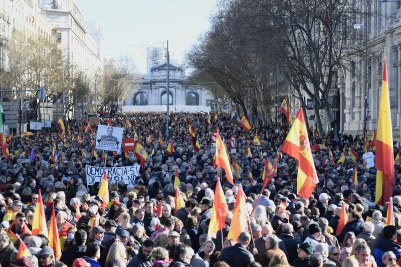 تظاهرات گسترده مردم اسپانیا علیه دولت؛ «سانچز» خائن است
