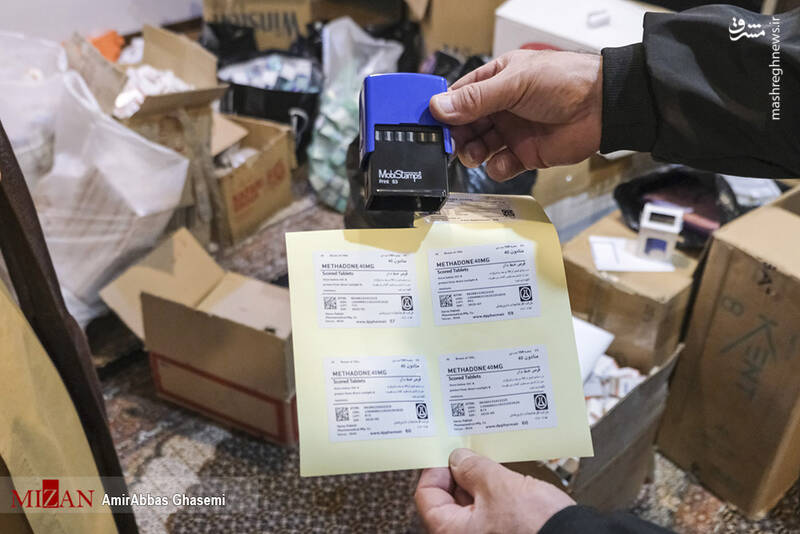 عکس/ انهدام شبکه زیرزمینی تولید داروهای تقلبی ترک اعتیاد