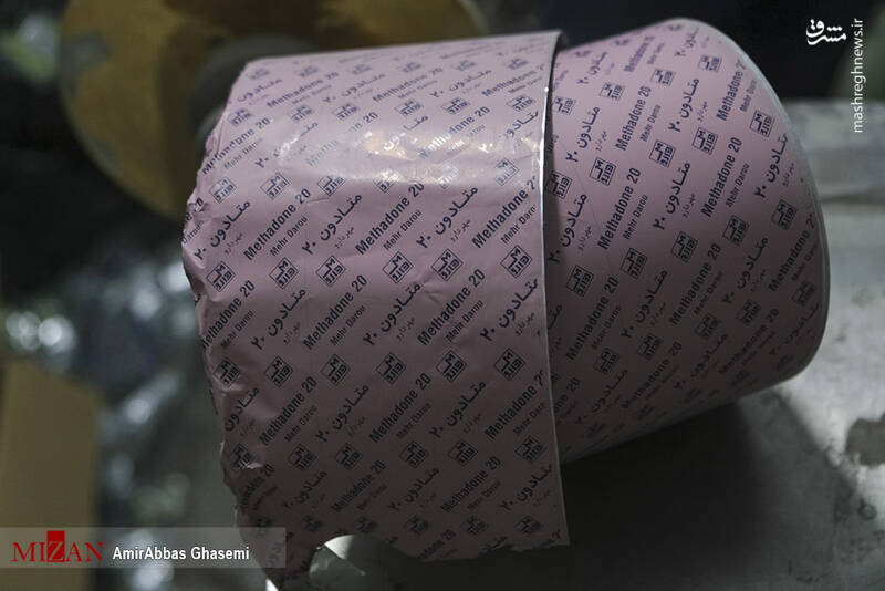 عکس/ انهدام شبکه زیرزمینی تولید داروهای تقلبی ترک اعتیاد