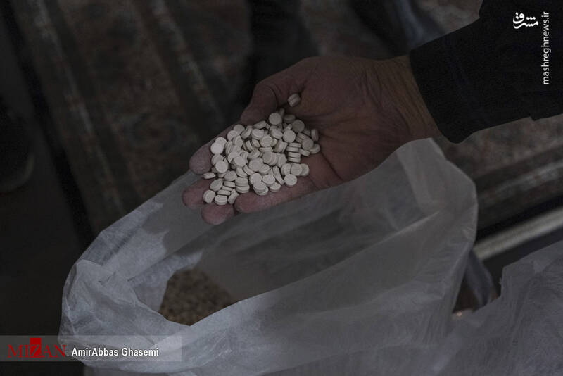 عکس/ انهدام شبکه زیرزمینی تولید داروهای تقلبی ترک اعتیاد