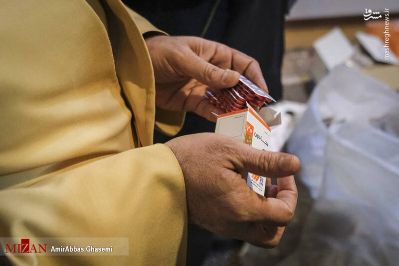 عکس/ انهدام شبکه زیرزمینی تولید داروهای تقلبی ترک اعتیاد