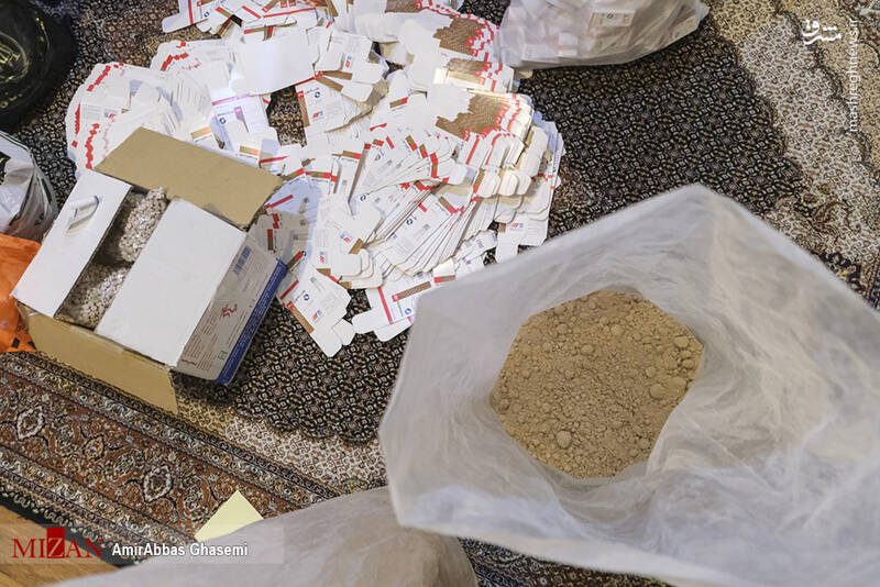 عکس/ انهدام شبکه زیرزمینی تولید داروهای تقلبی ترک اعتیاد