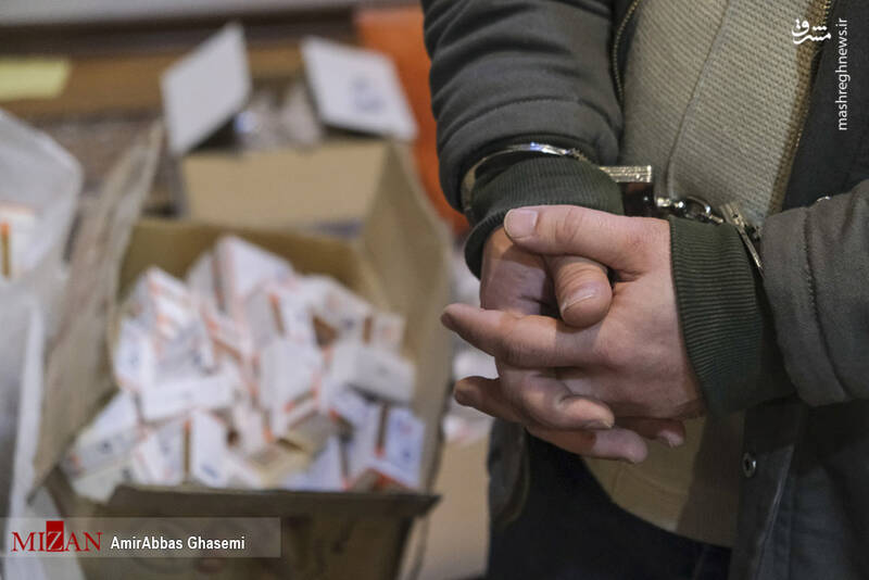 عکس/ انهدام شبکه زیرزمینی تولید داروهای تقلبی ترک اعتیاد