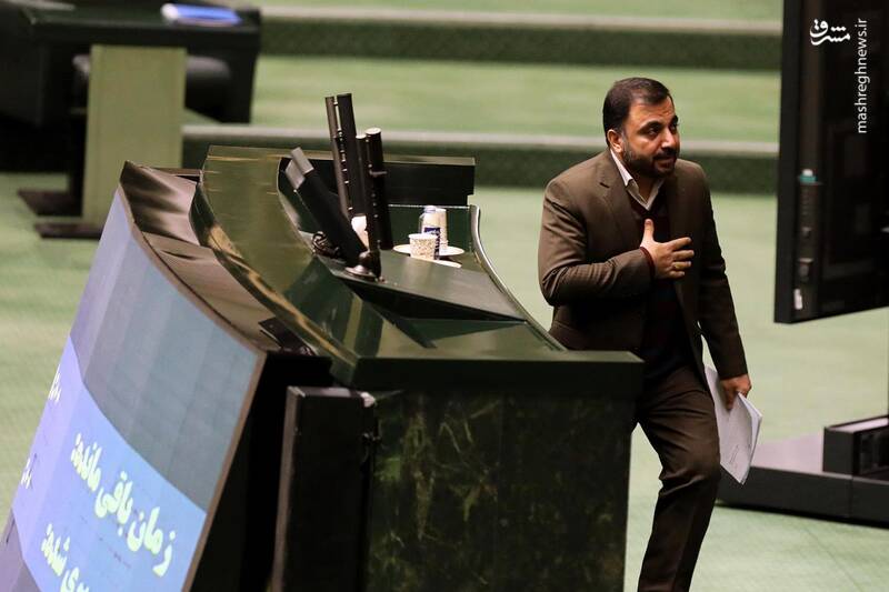 عکس/ حضور وزرای اقتصاد و ارتباطات در صحن علنی مجلس