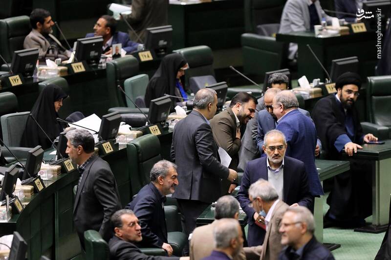 عکس/ حضور وزرای اقتصاد و ارتباطات در صحن علنی مجلس