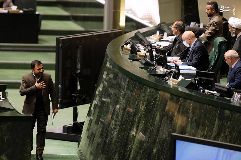 عکس/ حضور وزرای اقتصاد و ارتباطات در صحن علنی مجلس