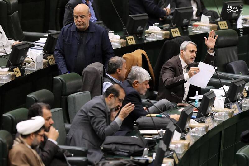 عکس/ حضور وزرای اقتصاد و ارتباطات در صحن علنی مجلس