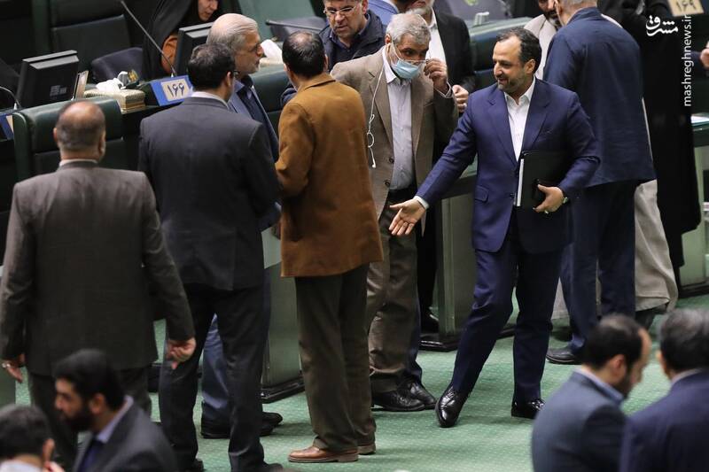 عکس/ حضور وزرای اقتصاد و ارتباطات در صحن علنی مجلس