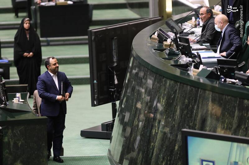 عکس/ حضور وزرای اقتصاد و ارتباطات در صحن علنی مجلس