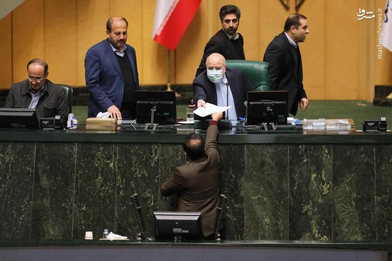 عکس/ حضور وزرای اقتصاد و ارتباطات در صحن علنی مجلس