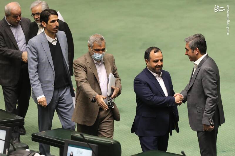 عکس/ حضور وزرای اقتصاد و ارتباطات در صحن علنی مجلس