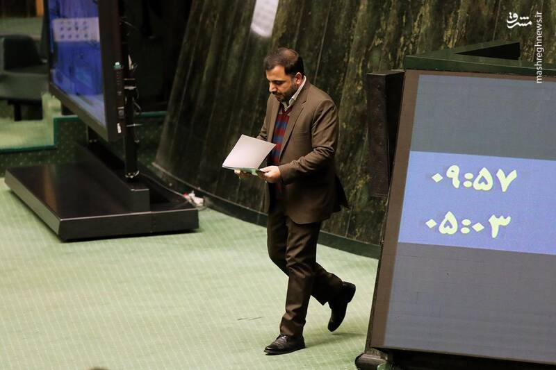 عکس/ حضور وزرای اقتصاد و ارتباطات در صحن علنی مجلس