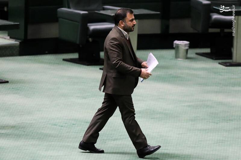 عکس/ حضور وزرای اقتصاد و ارتباطات در صحن علنی مجلس