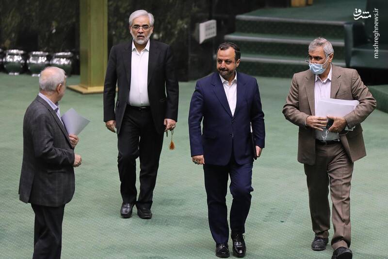 عکس/ حضور وزرای اقتصاد و ارتباطات در صحن علنی مجلس