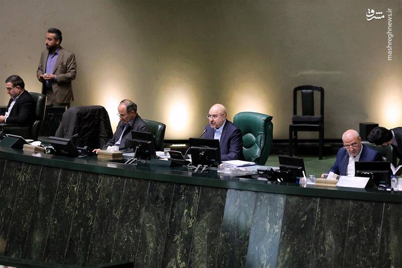 عکس/ حضور وزرای اقتصاد و ارتباطات در صحن علنی مجلس