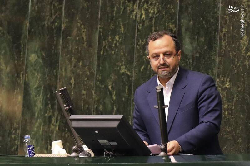 عکس/ حضور وزرای اقتصاد و ارتباطات در صحن علنی مجلس