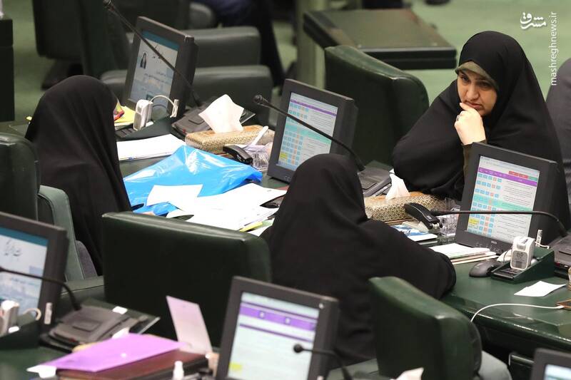 عکس/ حضور وزرای اقتصاد و ارتباطات در صحن علنی مجلس