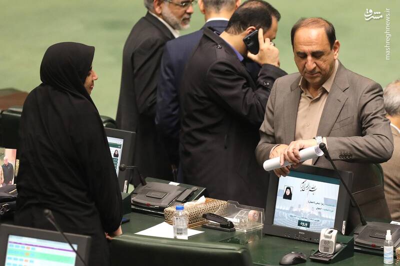 عکس/ حضور وزرای اقتصاد و ارتباطات در صحن علنی مجلس