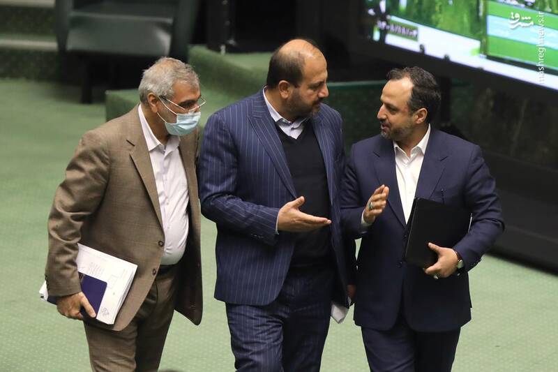 عکس/ حضور وزرای اقتصاد و ارتباطات در صحن علنی مجلس