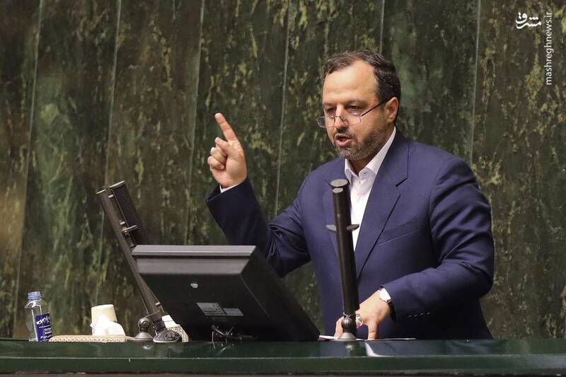 عکس/ حضور وزرای اقتصاد و ارتباطات در صحن علنی مجلس